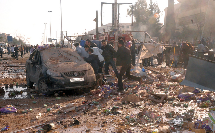 Scena unei explozii masive la Universitatea din Alep, soldate cu zeci de morţi 15 ianuarie 2013.