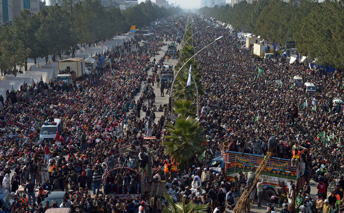 Zeci de mii de participanţi ai unui amplu marş de protest, în frunte cu  liderul religios Tahir ul-Qadri, au ocupat centrul Islamabadului.