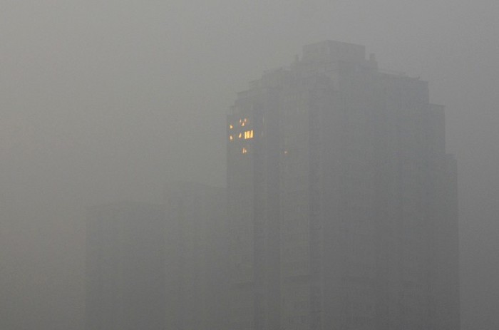 Această imagine făcută pe 12 ianuarie 2013 arată lumina soarelui care se reflectă într-o fereastră a unei clădiri din Beijing.