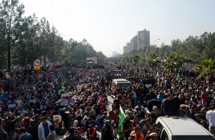 Suporteri ai clericului pakistanez Tahir-ul Qadri la un miting în Islamabad, 15 ianuarie 2013. Clerici din Pakistan au cerut demonstraţii masive şi dizolvarea Parlamentului