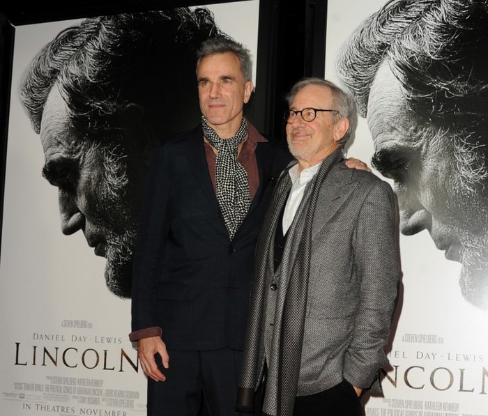Actorul Daniel Day-Lewis (S) împreună cu regizorul şi producătorul Steven Spielberg la premiera filmului "Lincoln" în Hollywood, California