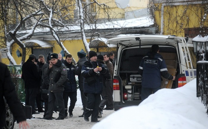 Poliţia anchetând asasinarea lui Aslan Usoyan în faţa restaurantului Karetny Dvor din Moscow, 16 ianuarie 2013, Rusia