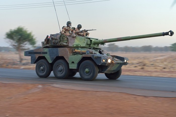 Soldaţii francezi aflaţi pe distrugatorul Sagaie în timp ce părăsesc Bamako şi îşi încep desfăşurarea trupelor la nord de Mali, ca parte a operaţiunii "Serval", 15 ianuarie 2013. (Eric Feferberg / AFP / Getty Images)