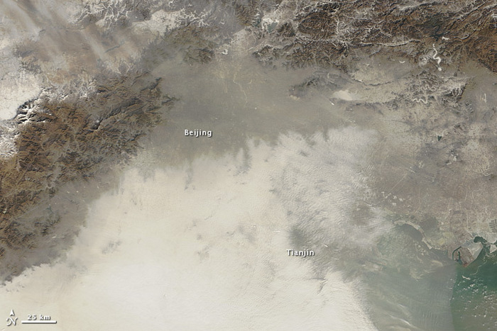O imagine captată de un satelit al NASA la 14 ianuarie arată proporţiile poluării care acoperă Beijing-ul şi zonele periferice ale acestuia.