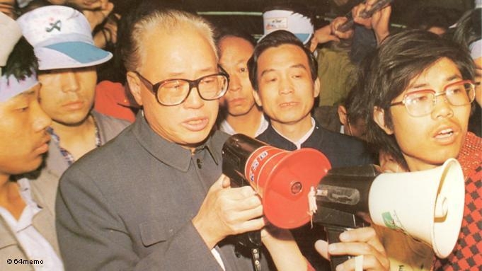 Zhao Ziyang a vizitat studenţii care protestau în Piaţa Tiananmen înainte de masacrul din 4 iunie 1989