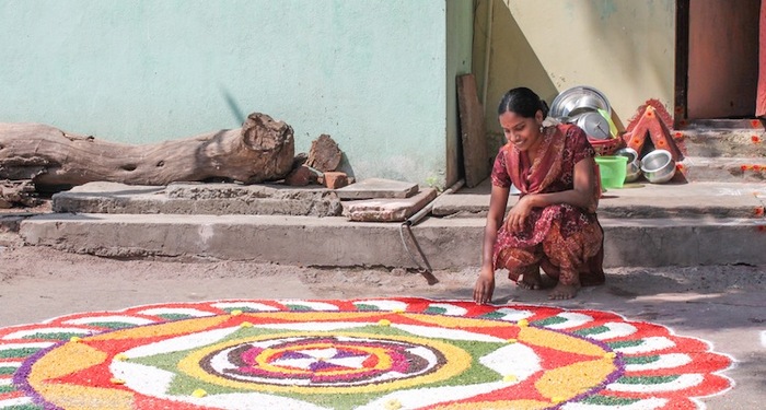 Deepalakshmi prezintă primul ei premiu câştigător, un desen kolam, într-o localitate rezidenţială din Puducherry, India, ianuarie 2013.
