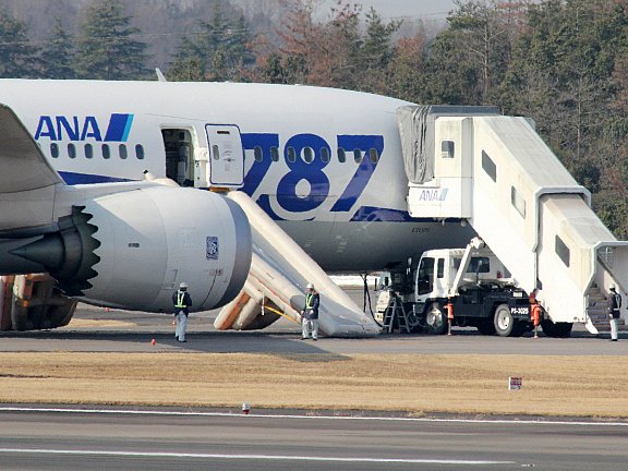 Un Boeing 787 Dreamliner operat de All Nippon Airways (ANA), stă pe pistă în urma unei aterizări de urgenţă pe aeroportul Takamatsu în Japonia, după ce a fost semnalat fum în interiorul cabinei, 16 ianuarie 2013