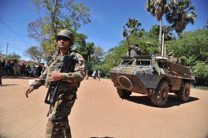 Soldaţi francezi patrulând în oraşul Diabaly, Mali, pe 21 ianuarie 2013.