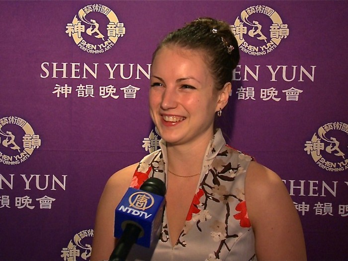 Balerina Iulia Arsenyev a vizionat spectacolul companiei Shen Yun Performing Arts în Toronto, Sony Centre, duminică 20 ianuarie 2013.