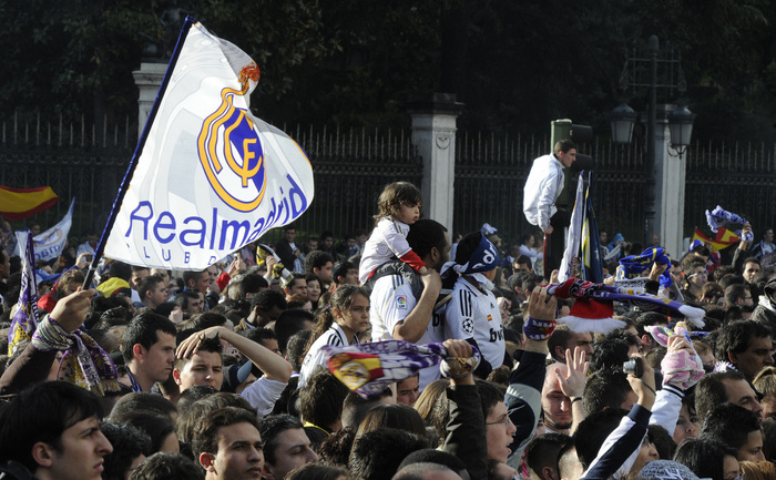 Suporterii echipei de fotbal Real Madrid.