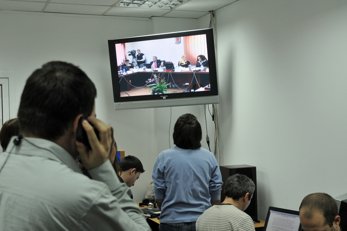 Consiliului Suprem al Magistraturii (CSM). În imagine, presa ţinută să urmărească dezbaterile pe monitotul de televizor (Epoch Times România)