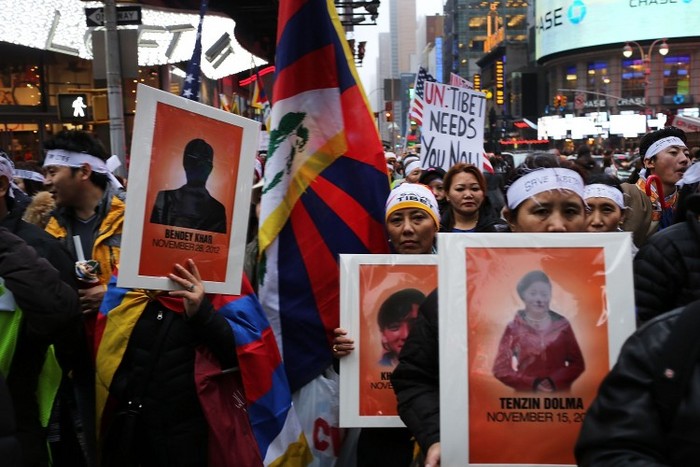 Pancarde cu tibetanii care s-au sinucis prin incendiere, în timpul unui protest pe strada 42 în faţa birourilor ONU în New York City.
