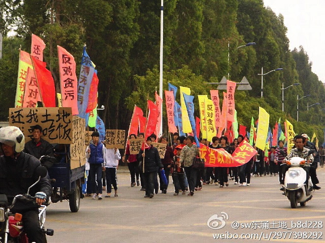 Mii de demonstranţi din oraşul Dongyong au pus în scenă, la 21 ianuarie, al şaptelea protest anti-corupţie împotriva guvernului local din Guangdong. (Weibo.com)
