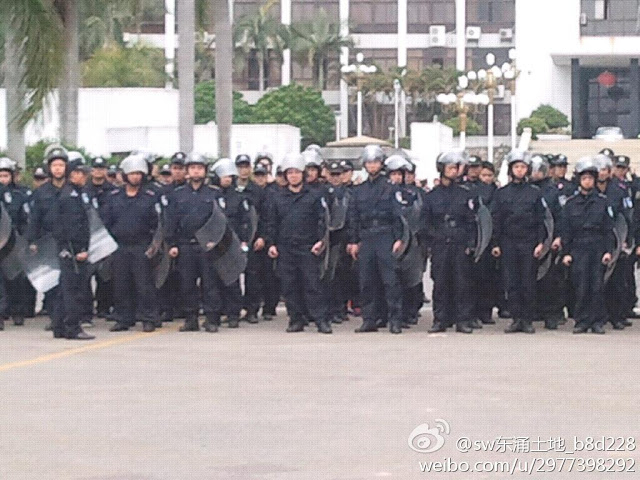 
Un număr mare de poliţişti au stat de pază la clădirea guvernului municipal din Shanwei.
