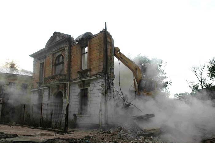 Imobil , casă de patrimoniu situată pe strada Berzei din sectorul 1, demolată