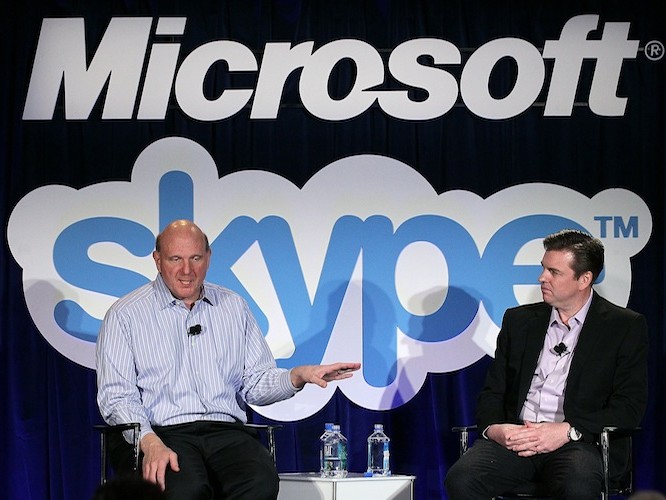 CEO-ul Microsoft, Steve Ballmer, (stânga) şi Skype CEO Tony Bates (dreapta) vorbesc în timpul unei conferinţe de presă despre achiziţionarea de către Microsoft a Skype, San Francisco, 10 mai 2011 (Justin Sullivan / Getty Images)