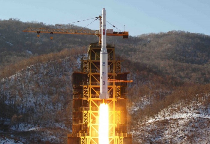 Această imagine făcută de Agenţia coreeană de ştiri, prezintă o lansare a unei rachete nord-coreeane la 12 decembrie 2012. (KNS / AFP / Getty Images)