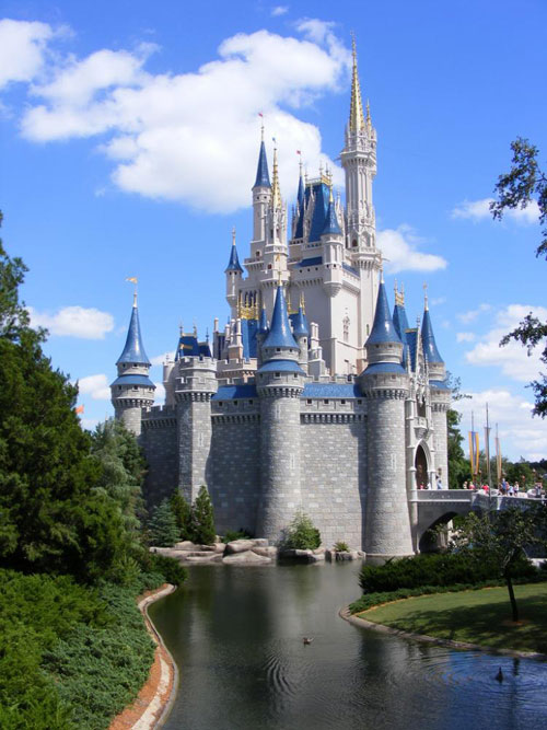 Celebrul Castel al Cenuşăresii de la Regatul Magic Disneyland din Orlando, Florida.