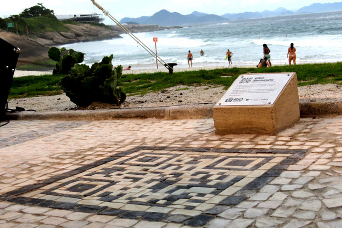 Codul QR al Proiectului QRio este prezentat la Arpoador Beach, Rio de Janeiro, Brazilia, pe 25 ianuarie