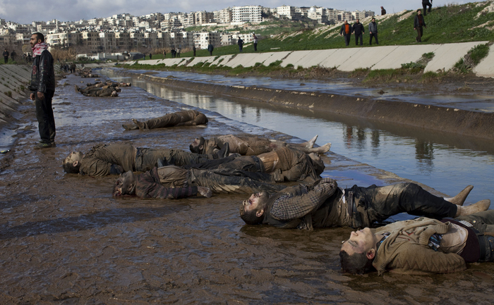 Cadavre găsite pe marginea unui canal, Alep, Siria, 29 ianuarie 2013