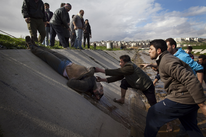 Cadavre găsite pe marginea unui canal în Alep Siria, 29 ianuarie 2013 (JM LOPEZ / AFP / Getty Images)