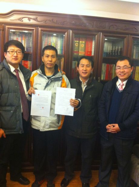 Zhu Reifeng şi avocaţii săi Li Heping, Wang Peng şi Zhang Kai, ianuarie 28, 2013.