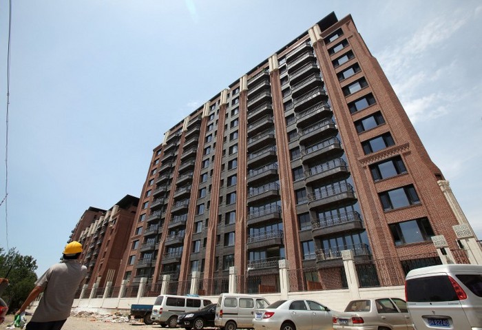 
Preţurile pentru casele noi în Beijing şi în alte oraşe din China au crescut exorbitant. Apartamente în blocuri ca aceasta, fotografiate în iunie 2011, s-au vândut pentru 300.000 de yuani (46.000 dolari) pe metru patrat.
