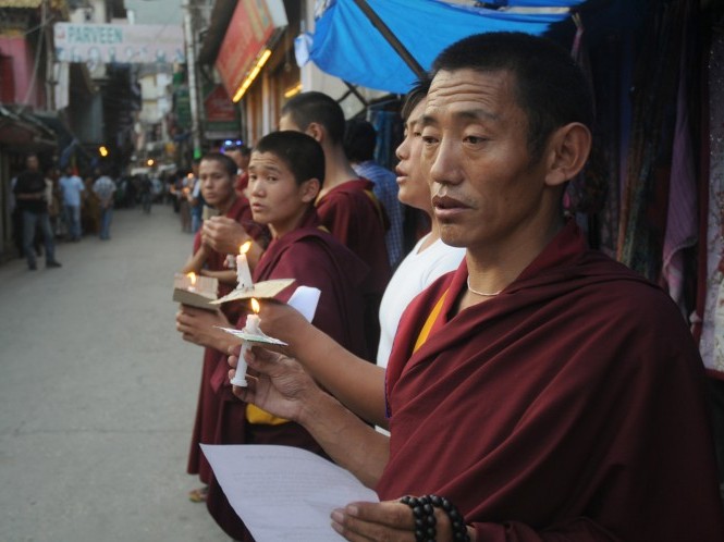 Călugări tibetanii exilaţi în timpul unui miting de solidaritate cu călugarii care s-au auto-mutilat. Într-un incident recent, un călugăr tibetan ce protesta în sud-vestul Chinei a fost bătut grav de poliţie înainte de a fi luat în custodie.