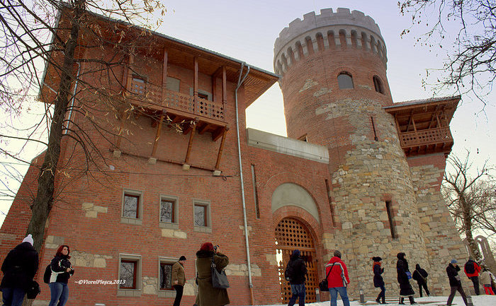 Vizitarea în exterior a Castelului lui Vlad Ţepeş din Parcul Carol I