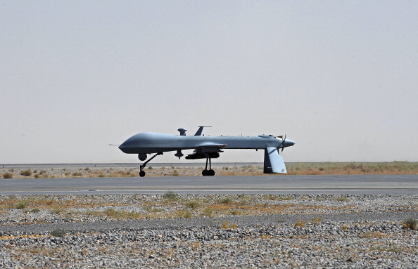 O dronă americană Predator fără pilot înarmată cu o rachetă se află pe pistă aeroportului militar  din Kandahar în Afganistan în 2010.