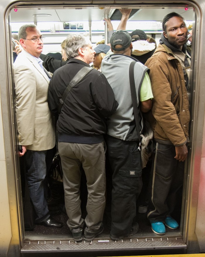 Navetişti la bordul unui tren aglomerat în  Grand Central Terminal în New York în timpul orelor de trafic de vârf, 8 octombrie 2012 (Benjamin Chasteen / The Epoch Times)