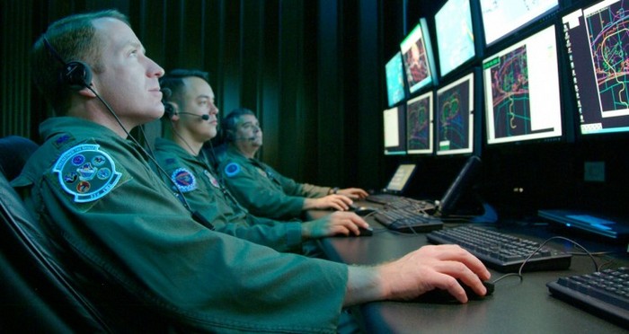 Locotenent-coloneii (de la stânga) Tim Sands, Jon Smith şi  John Arnold monitorizează un test simulat la 16 aprilie, Central Control Facility, la Eglin Air Force Base.