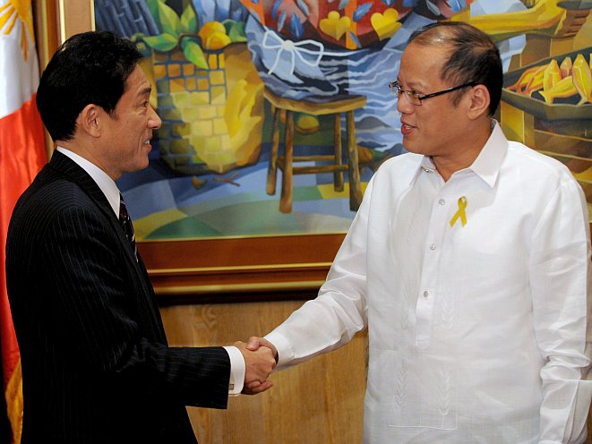 În mijlocul creşterii disputelor teritoriale cu China, preşedintele filipinez Benigno Aquino (D) îl salută pe Ministrul de externe japonez Fumio Kishida, în timpul vizitei sale în Manila pe 10 ianuarie 2013.