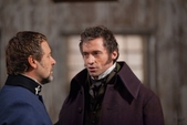 Javert (Russell Crowe) se confruntă cu Jean Valjean (Hugh Jackman), în drama muzical-romantică "Les Miserables". (Laurie Sparham /  Universal Studios)