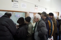 Oameni la ghişeul pentru plăţi taxe şi impozite (Epoch Times România)