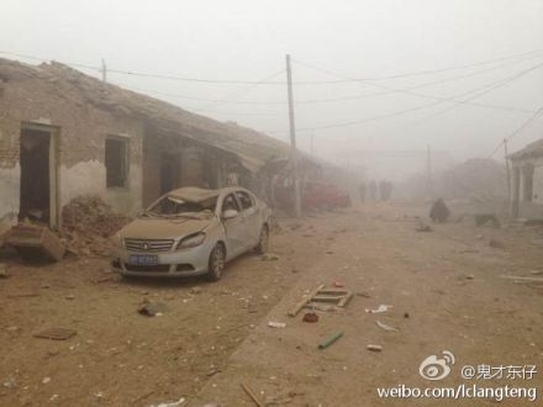 Clădiri rezidenţiale şi maşini distruse după explozie (Weibo.com)