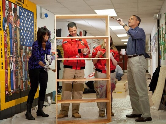 Preşedintele Barack Obama şi prima doamna Michelle Obama voluntariaza la şcoala elementară Burrville Elementary School, sâmbătă, 19 ianuarie 2013 (Martin H. Simon-Pool / Getty Images)