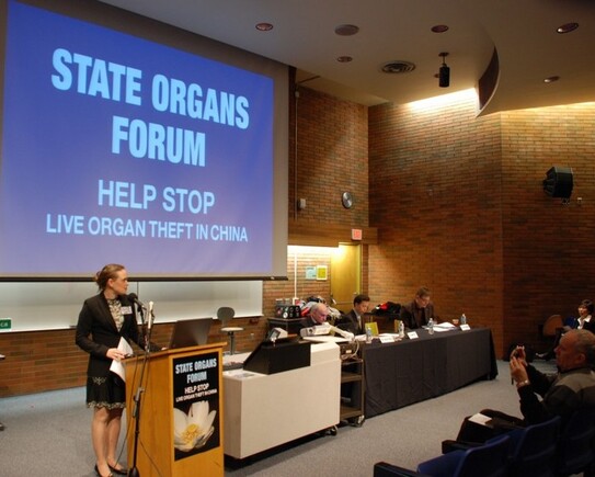 Gazda forumului introduce vorbitorii: avocatul de drepturile omului David Matas, directorul asociat al afacerilor medicale cu Doctori Impotriva Recoltării Forţate de Organe, Dr. Shawn Wu, Parlamentarul Brent Rathgeber (Jay Brauneisen / The Epoch Times)