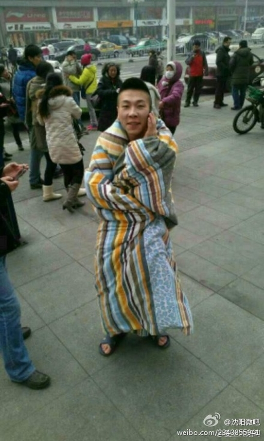 În timpul cutremurului, un tânăr speriat din Shenyang a fugit de la etajul 21 al clădirii sale rezidenţiale până la parter într-un singur minut, cu o pătură înfăşurat în jurul lui. (Weibo.com)
