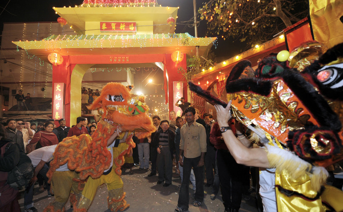 Membrii comunităţii chineze în India se aduna la "portile orasului", unde se executa dansul dragon în timpul celebrării Anului Nou Lunar, în China Town, Kolkata, pe 2 februarie