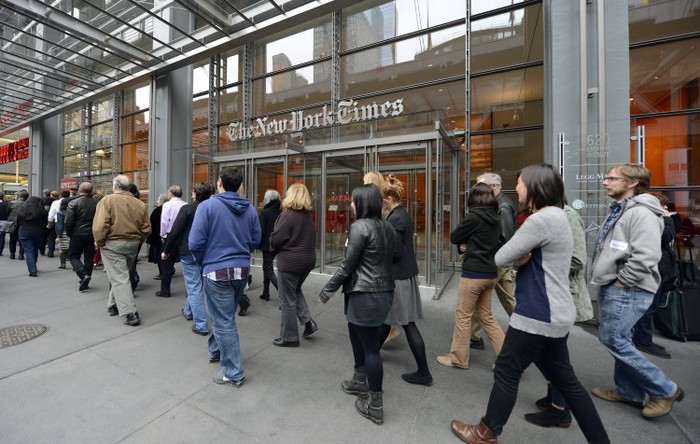 Angajaţii de la New York Times fac un protest organizat în faţa clădirii New York Times din New York, la 8 octombrie 2012.