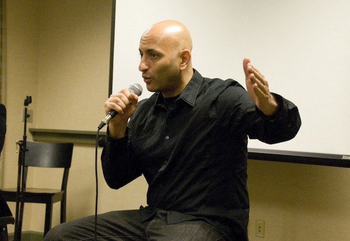 Michael Perlman, regizorul filmului "China Liberă: curajul credinţei" răspunzând întrebărilor după o prezentare a filmului din Sacramento, California, 23 ianuarie 2013.