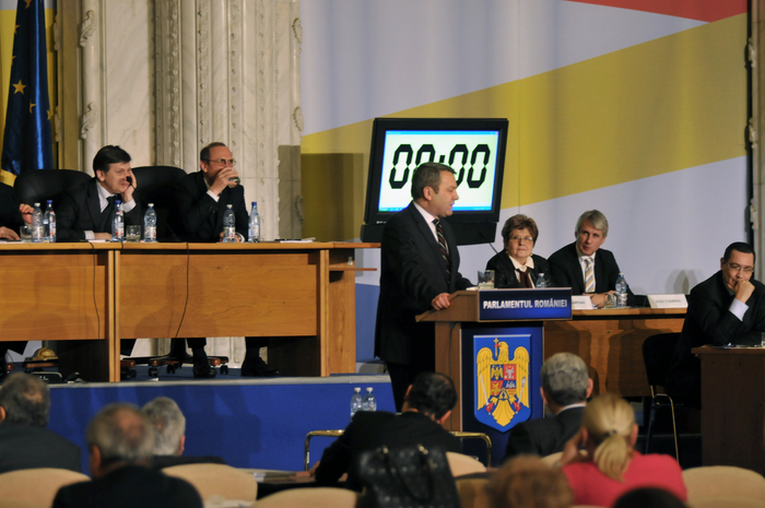 Şedinţa comună a Camerei Deputaţilor şi Senatului, dezbateri asupra Proiectului Legii Bugetului de Stat pe anul 2013 (Epoch Times România)