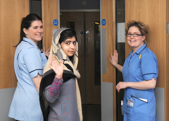 În această imagine furnizată de către Spitalul Regina Elisabeta pe 4 ianuarie, Malala Yousafzai pleacă din spitalul din Birmingham, Marea Britanie