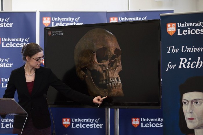 Dr. Jo Appleby vorbeşte în timpul unei conferinţe de presă de la Universitatea din Leicester 