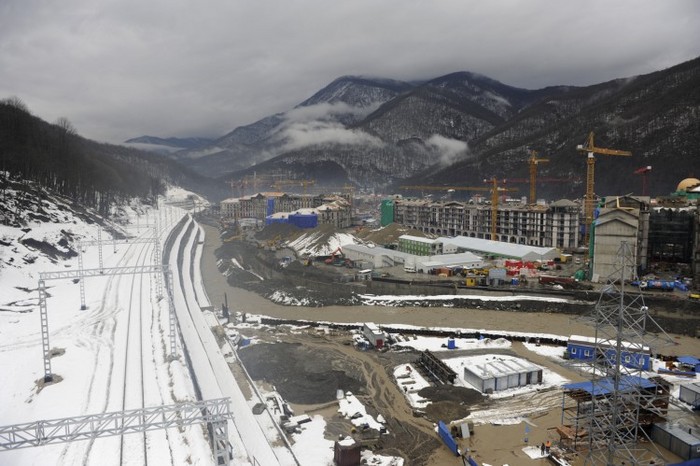 O fotografie făcută pe 23 ianuarie 2013 arată o cale ferată şi un site de construcţie a satului  mass-media la Jocurile Olimpice de Iarnă de la Soci. (Mikhail Mordasov / AFP / Getty Images)