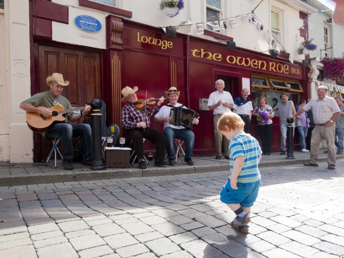 Un copil dansează în faţa restaurantului Cavan în timpul festivalului Fleadh Cheoil na hÉireann
