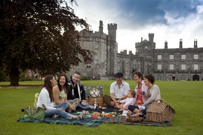 Un picnic la Kilkenny Castle.