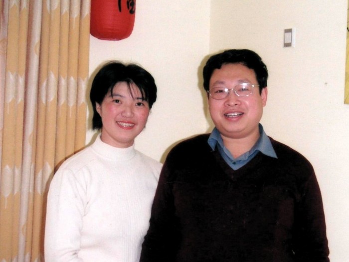 În vremurile mai fericite, Ma Chunling cu soţul ei, care are dificultăţi să o viziteze în timp ce aceasta se află în detenţie.