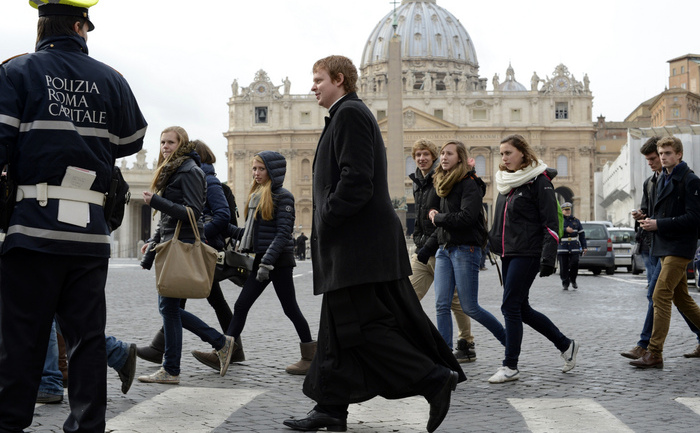 Mulţime adunată la Vatican după anunţul demisiei papale, 11 februarie 2013